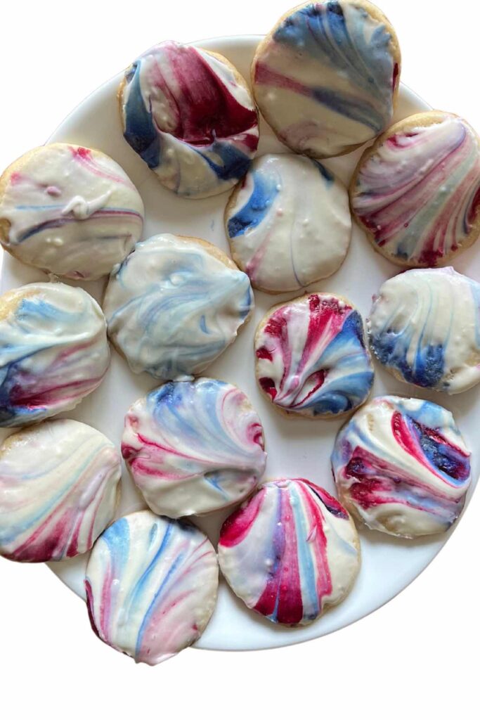 marbled sourdough sugar cookies on a plate.