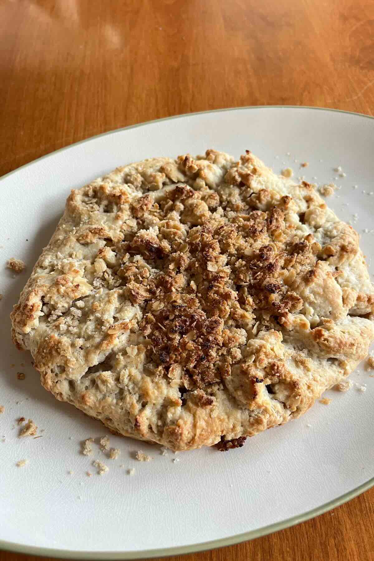 apple crisp on a plate.