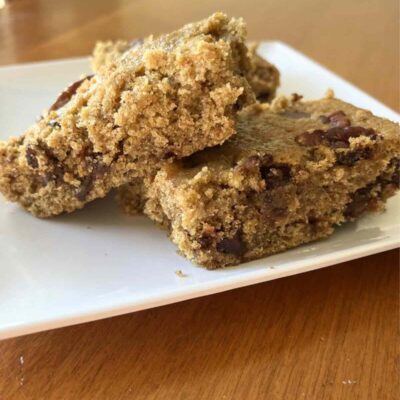 oatmeal cake with freshly milled flour on a plate.